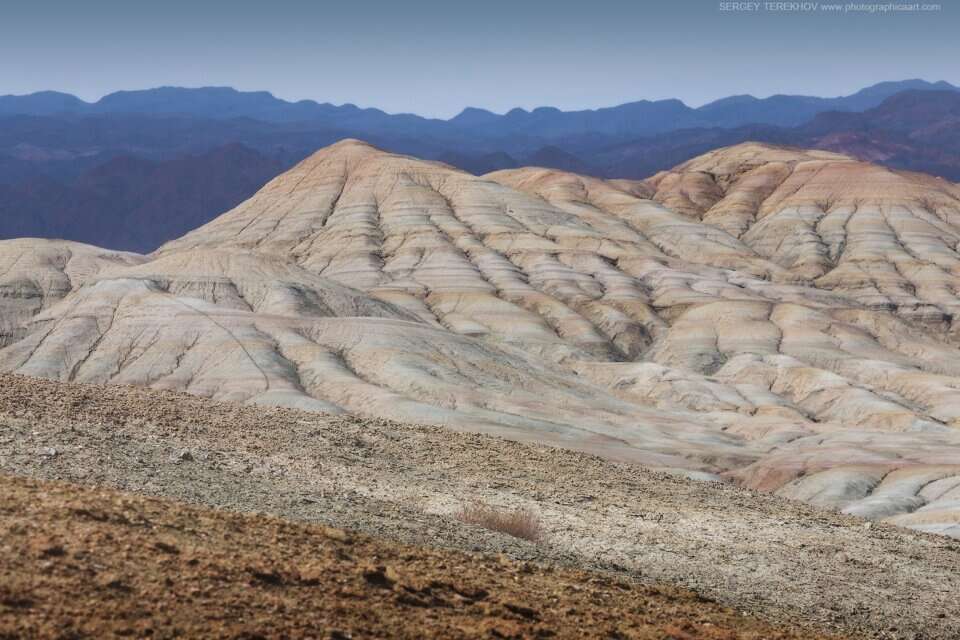 Разноцветная слоистость казахстанских гор актау