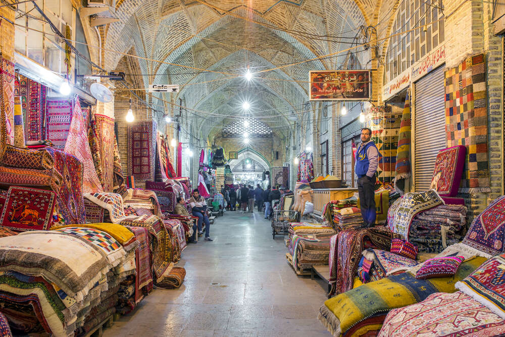 Традиционные иранские ковры на рынке Вакил Базар в Ширазе