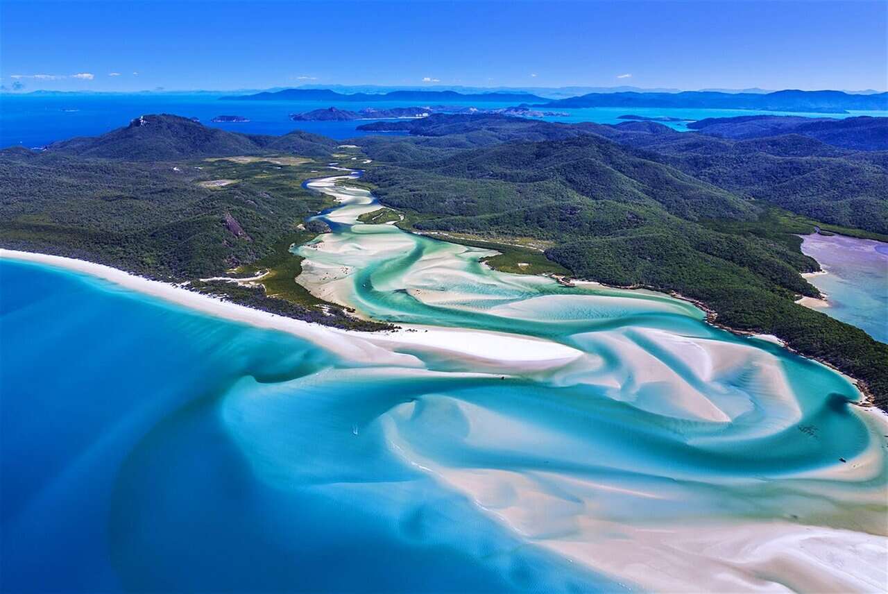 Красота и песчаные волны пляжа Уайтсанди в Австралии